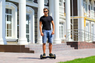 genç adam sürme elektrikli scooter