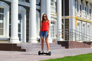 genç kadın binicilik hoverboard