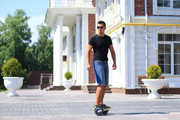 genç adam sürme elektrikli scooter