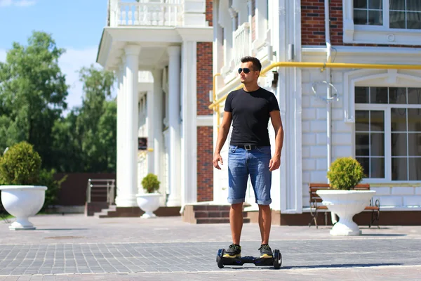 genç adam sürme elektrikli scooter