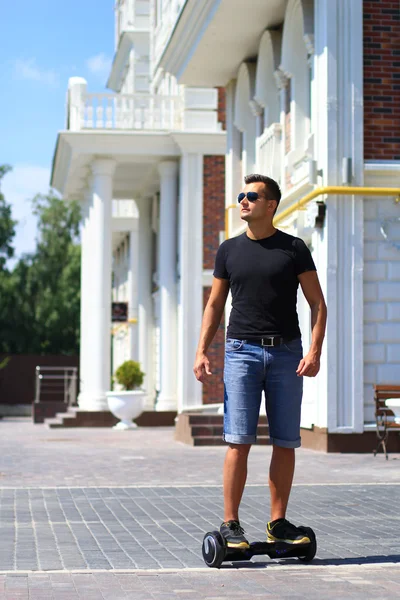 genç adam sürme elektrikli scooter