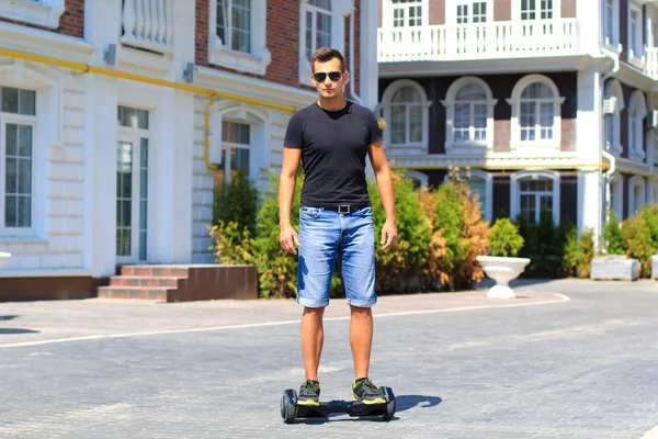 genç adam sürme elektrikli scooter