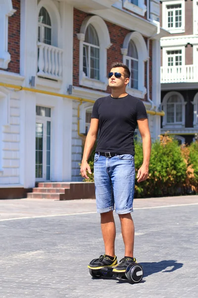 genç adam sürme elektrikli scooter