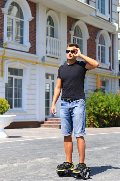 genç adam sürme elektrikli scooter