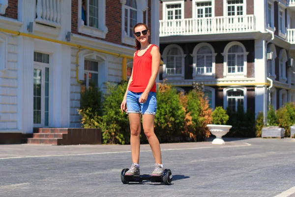 Jonge vrouw rijden hoverboard — Stockfoto