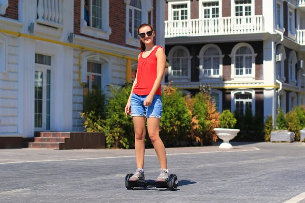 genç kadın binicilik hoverboard