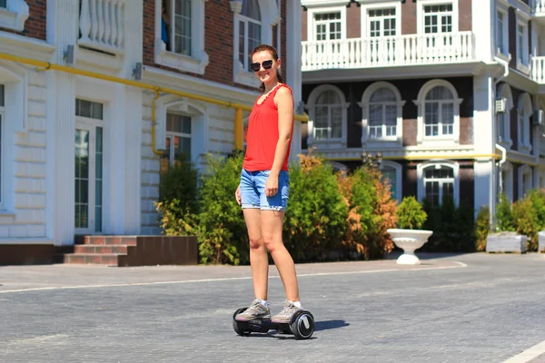 Mujer joven que monta hoverboard —  Fotos de Stock