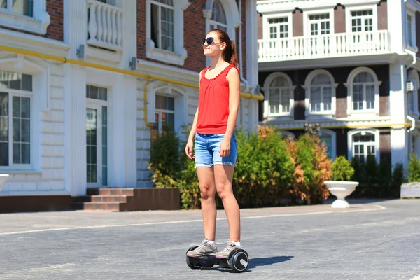 genç kadın binicilik hoverboard