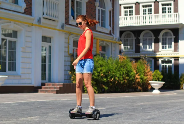 Jovem mulher equitação hoverboard — Fotografia de Stock