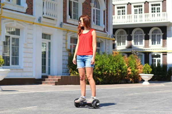 Jonge vrouw rijden hoverboard — Stockfoto