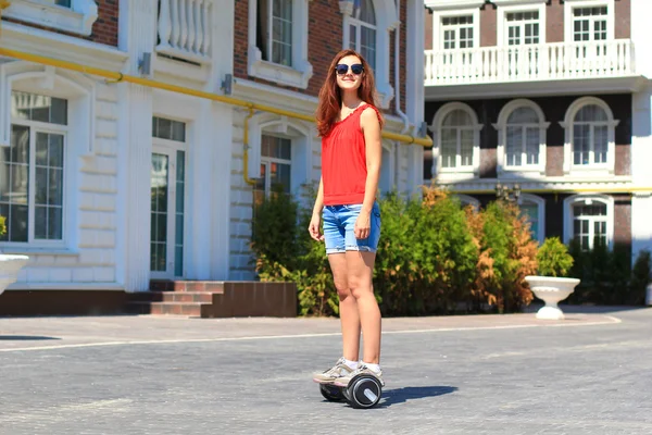 Mujer joven que monta hoverboard —  Fotos de Stock