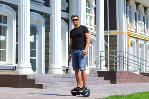 genç adam sürme elektrikli scooter