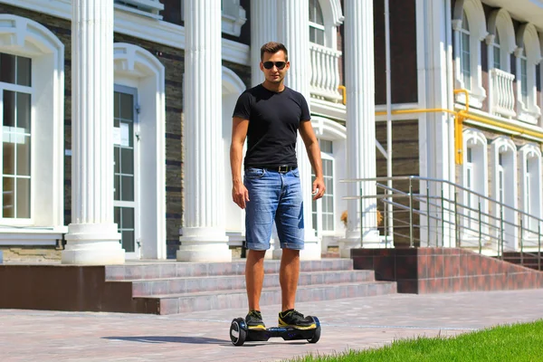 genç adam sürme elektrikli scooter