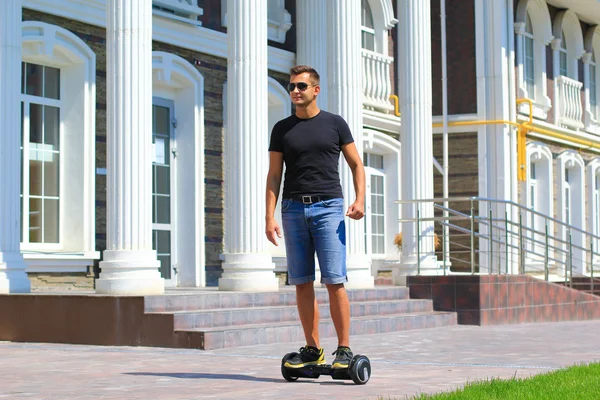 genç adam sürme elektrikli scooter