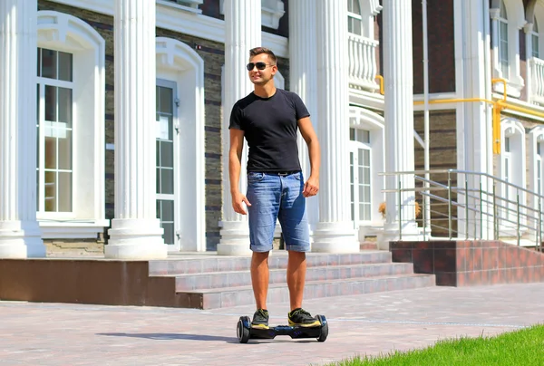 genç adam sürme elektrikli scooter