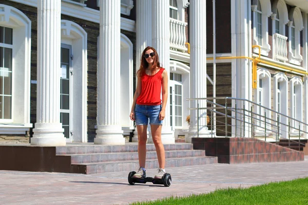 Jovem mulher equitação hoverboard — Fotografia de Stock