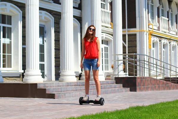 Genç kadın binicilik hoverboard — Stok fotoğraf