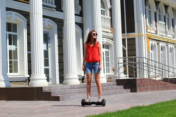 genç kadın binicilik hoverboard