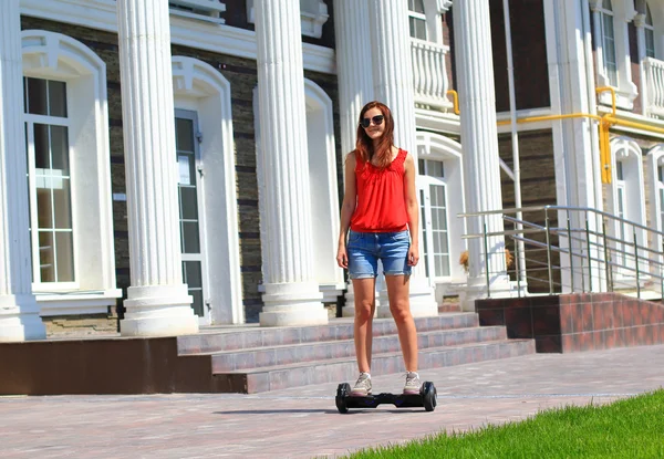 Mujer joven que monta hoverboard —  Fotos de Stock