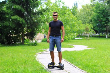 genç adam akıllı bir denge tekerlekli sürme yerleştirmek