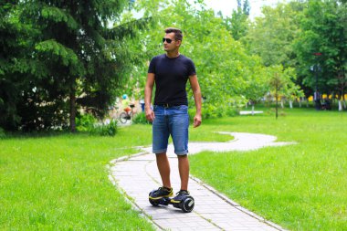 genç adam akıllı bir denge tekerlekli sürme yerleştirmek