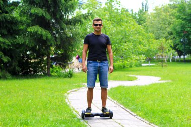 genç adam akıllı bir denge tekerlekli sürme yerleştirmek