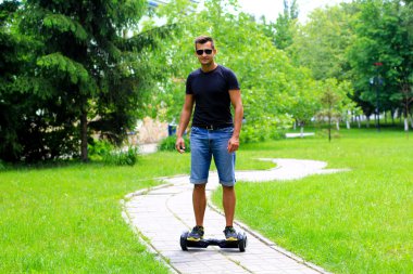 genç adam akıllı bir denge tekerlekli sürme yerleştirmek