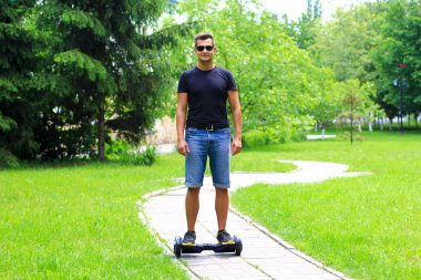 genç adam akıllı bir denge tekerlekli sürme yerleştirmek