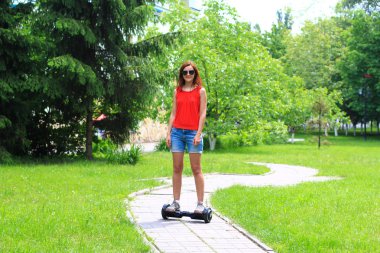 genç kadın bir elektrikli scooter sürme