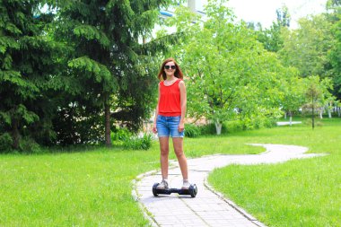 genç kadın bir elektrikli scooter sürme