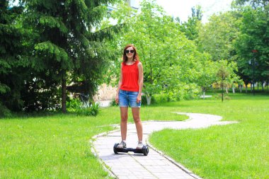 genç kadın bir elektrikli scooter sürme