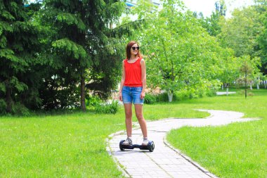 genç kadın bir elektrikli scooter sürme