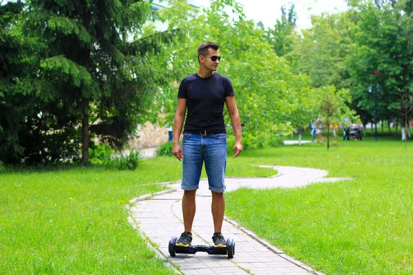 Hombre joven en forma montando un volante inteligente — Foto de Stock