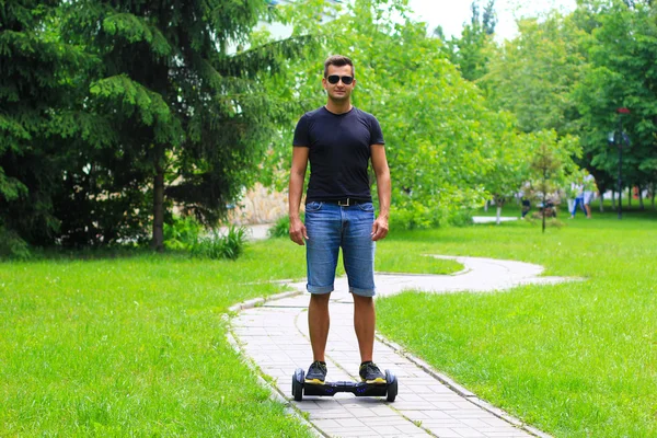 Hombre joven en forma montando un volante inteligente — Foto de Stock