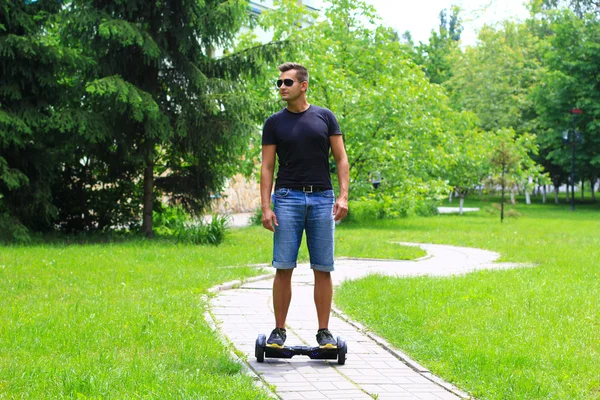 Hombre joven en forma montando un volante inteligente — Foto de Stock