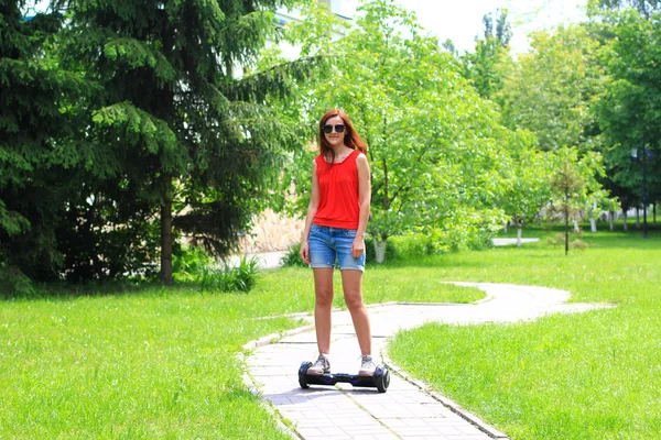 電気スクーターに乗る若い女性 — ストック写真