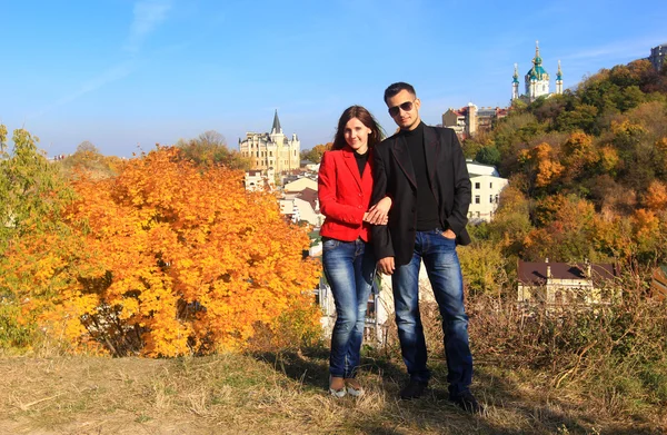 Young couple in autumn in kiev — Stock Photo, Image