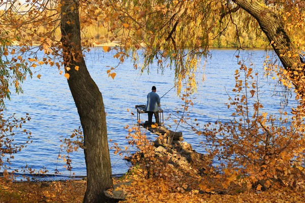 秋天风景和渔夫 — 图库照片