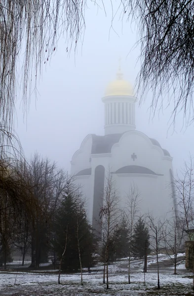 Brouillard et église — Photo