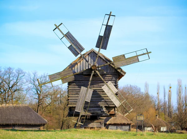 Molino de viento de madera en el museo pirogovo —  Fotos de Stock