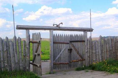 Ahşap skansen kapısı