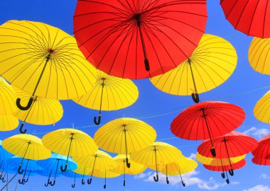 Gökyüzünde renkli şemsiyeler