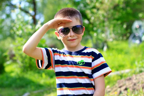 Malý chlapec ve slunečních brýlích — Stock fotografie