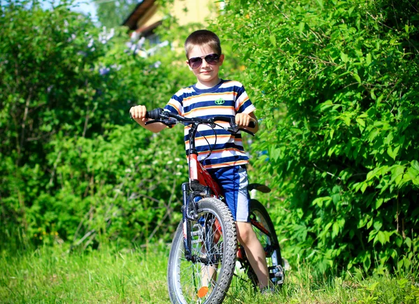Молодий хлопчик з велосипедом — стокове фото