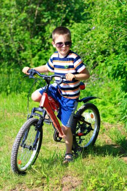 Bisiklet ile genç çocuk