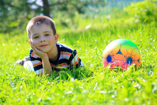 Malý chlapec a míček — Stock fotografie