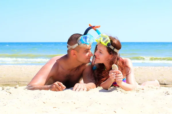 Couple on the beach — Stock Photo, Image