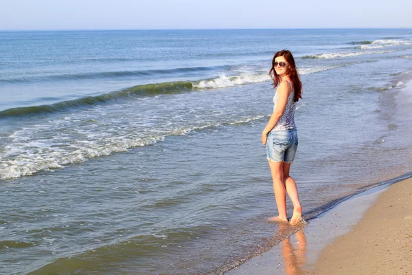 Jovem mulher esbelta na praia — Fotografia de Stock