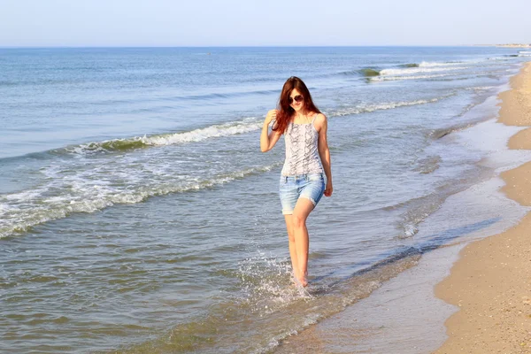 Jovem mulher esbelta na praia — Fotografia de Stock