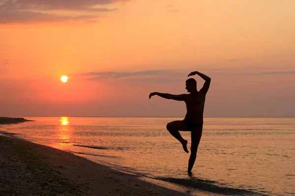 Wushu y yoga en la playa — Foto de Stock